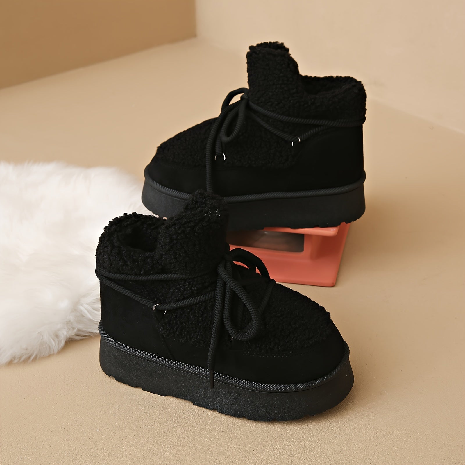 Botas de Neve Aconchegantes para Mulheres - Forro de Pelúcia, Sola Grossa, Cadarços Ajustáveis, Botinhas com Acabamento em Pele Sintética Bege para Máximo Calor e Conforto, Botas de Inverno