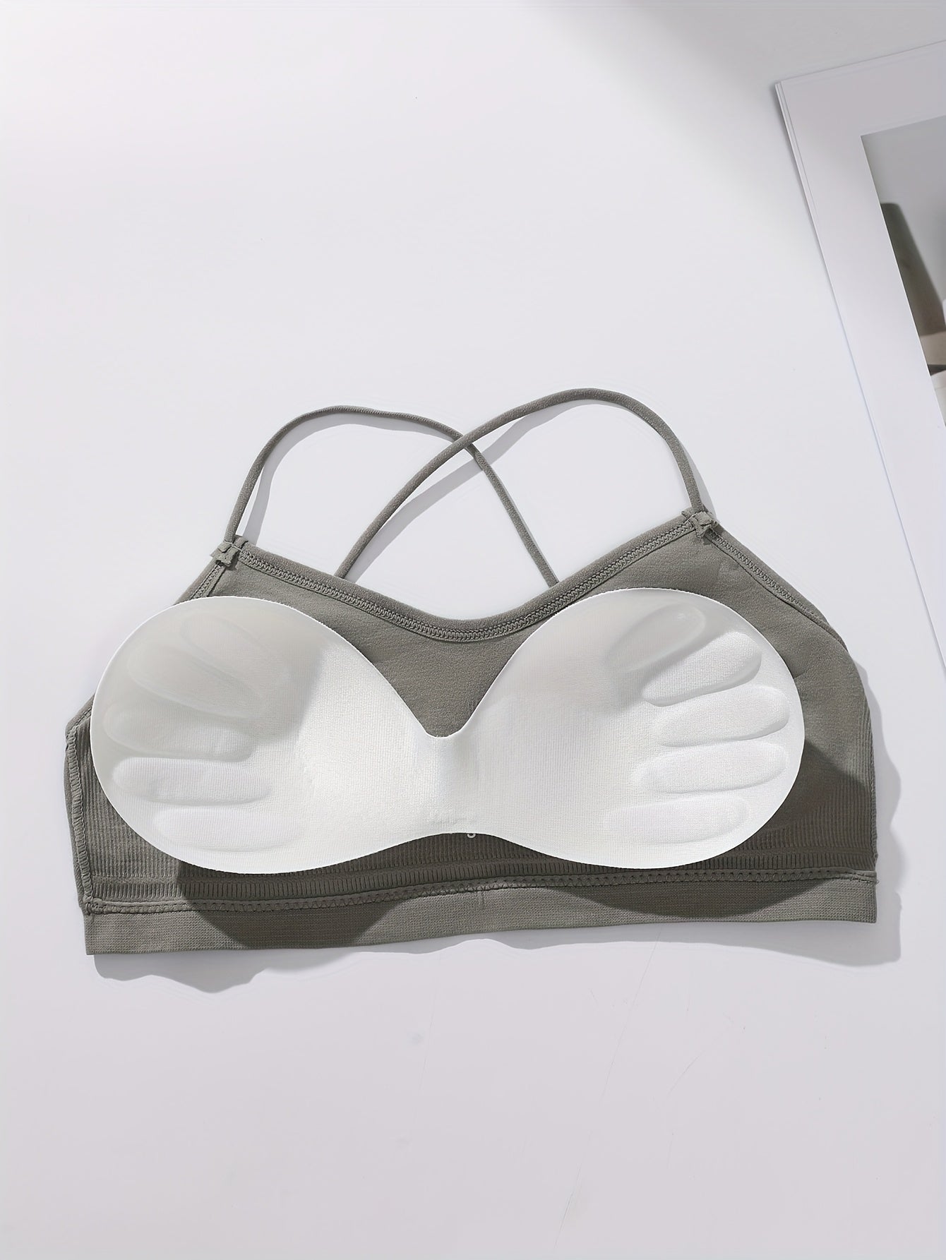 Conjunto de 3 sutiãs sem fio para mulher com um lindo encosto e alças finas.