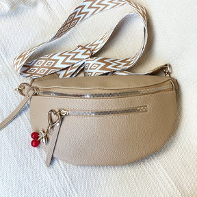 Bolsa de ombro boémia para mulheres com bloco de cores e charme de cereja - Alça ajustável, fecho de correr, forro de poliéster, perfeita para uso diário ou corrida desportiva, bolsa de ombro, acessório casual, pompon decorativo, fecho de correr durável