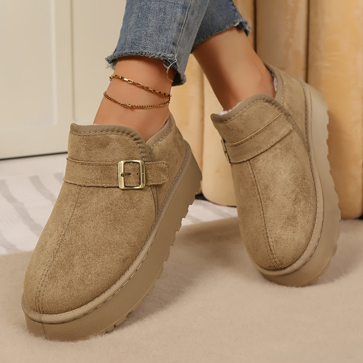 Botas de Tornozelo Termais para Mulheres com Sola Grossa - Marrom/Bege/Taupe Solido, Design Mocassim Estilo Plataforma, Sem Cadarço e Fechamento por Fivela, Bico Redondo & Arco Plantado - Botas Quentes Invernais Casual ou Social (Opções Multicoloridas) - Parte Superior em Tecido Uni e PU na Palmilha, Zíper Não Incluso, Base Robusta Em PU, Ótimas Para Clima Gelado E Camadas Minimalistas