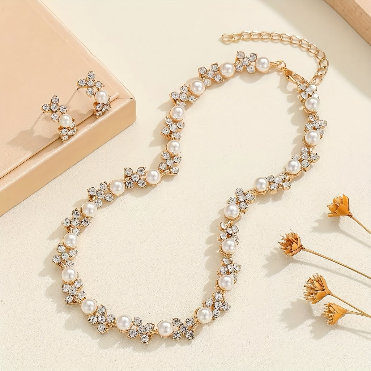 Conjunto de Colar e Brincos de Estilo Rosa Exclusivo: Inclui um Colar e Brincos de Tonalidade Dourada Inspirados na Rosa. Escolha Elegante para Mulheres, Perfeita para Uso Diário ou Ocasiões Festivas, Ideal Presente para Senhoras, Coleção de Jóias Bonitas, Conjunto de Colar e Brincos de Pérolas, Conjunto de Colar de Pérolas, Conjunto de Brincos de Pérolas, Colar para Mulheres, Brincos para Mulheres, Jóias Fina Elegante para Mulheres, Conjunto de Jóias para Mulheres, Acessórios para Mulheres