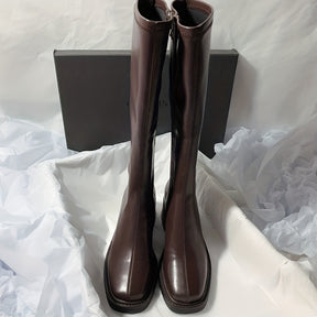 Botas de Cano Alto com Salto Médio e Grossas para Mulher - Cobertura Castanha Sintética com Fecho Lateral, Biqueira Redonda e Sola de Borracha, Forro, Perfeitas para Outono/Inverno, Versáteis para Uso Casual e Formal, botas mulher, botas cano alto, botas cano alto mulher, botas mulher outono, botas mulher elegantes, botas pretas