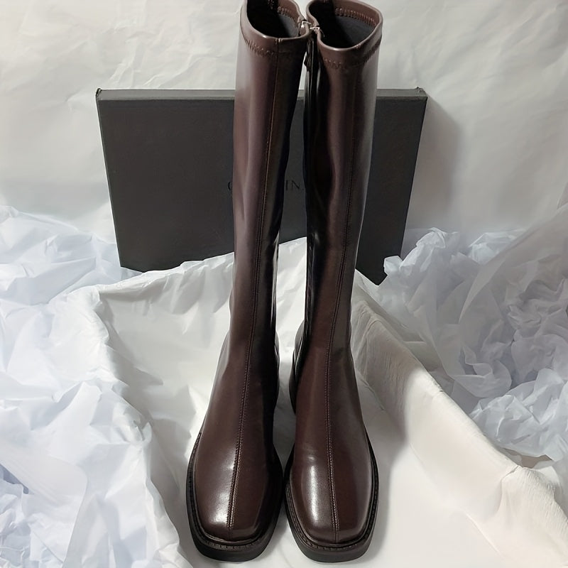 Botas de Cano Alto com Salto Médio e Grossas para Mulher - Cobertura Castanha Sintética com Fecho Lateral, Biqueira Redonda e Sola de Borracha, Forro, Perfeitas para Outono/Inverno, Versáteis para Uso Casual e Formal, botas mulher, botas cano alto, botas cano alto mulher, botas mulher outono, botas mulher elegantes, botas pretas