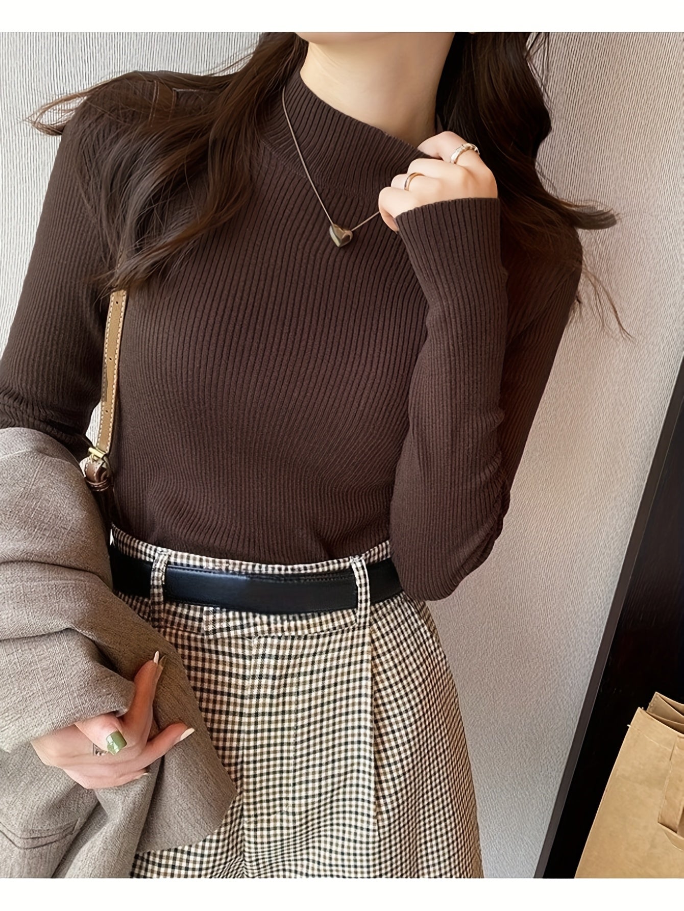 Blusa Feminina Preta Elegante - Gola Alta de Manga Longa, Modelo Slim Fit para Outono/Inverno, Ideal para Looks Casuais e Formais, Tecido Macio e Sofreto