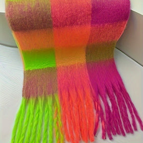 Lenço de Inverno Feminino - Amarelo Brilhante com Gradiente e Franjas, Estampa em Grade, Acessório para Clima Frio, Material Durável, Cobertura Boho, Acolchoado e Quente, Ideal para Exteriores