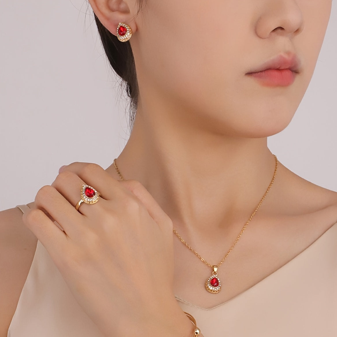 Um conjunto de acessórios de casamento com brincos de pérolas de pedras preciosas minimalistas, luxuosos e elegantes, um colar e um anel, adequados para mulheres em feriados, aniversários, encontros, bailes, banquetes, casamentos, festas, férias, compras e negócios.