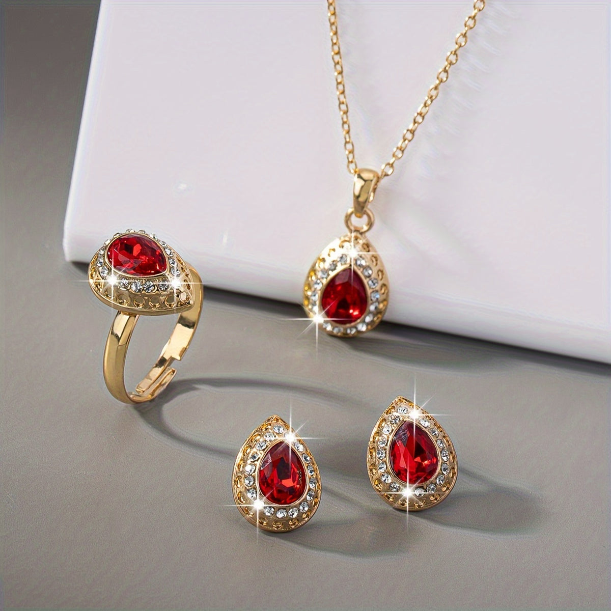 Um conjunto de acessórios de casamento com brincos de pérolas de pedras preciosas minimalistas, luxuosos e elegantes, um colar e um anel, adequados para mulheres em feriados, aniversários, encontros, bailes, banquetes, casamentos, festas, férias, compras e negócios.