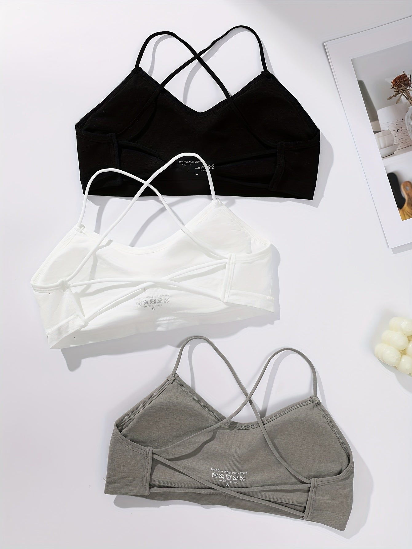 Conjunto de 3 sutiãs sem fio para mulher com um lindo encosto e alças finas.