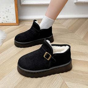 Botas de Tornozelo Termais para Mulheres com Sola Grossa - Marrom/Bege/Taupe Solido, Design Mocassim Estilo Plataforma, Sem Cadarço e Fechamento por Fivela, Bico Redondo & Arco Plantado - Botas Quentes Invernais Casual ou Social (Opções Multicoloridas) - Parte Superior em Tecido Uni e PU na Palmilha, Zíper Não Incluso, Base Robusta Em PU, Ótimas Para Clima Gelado E Camadas Minimalistas