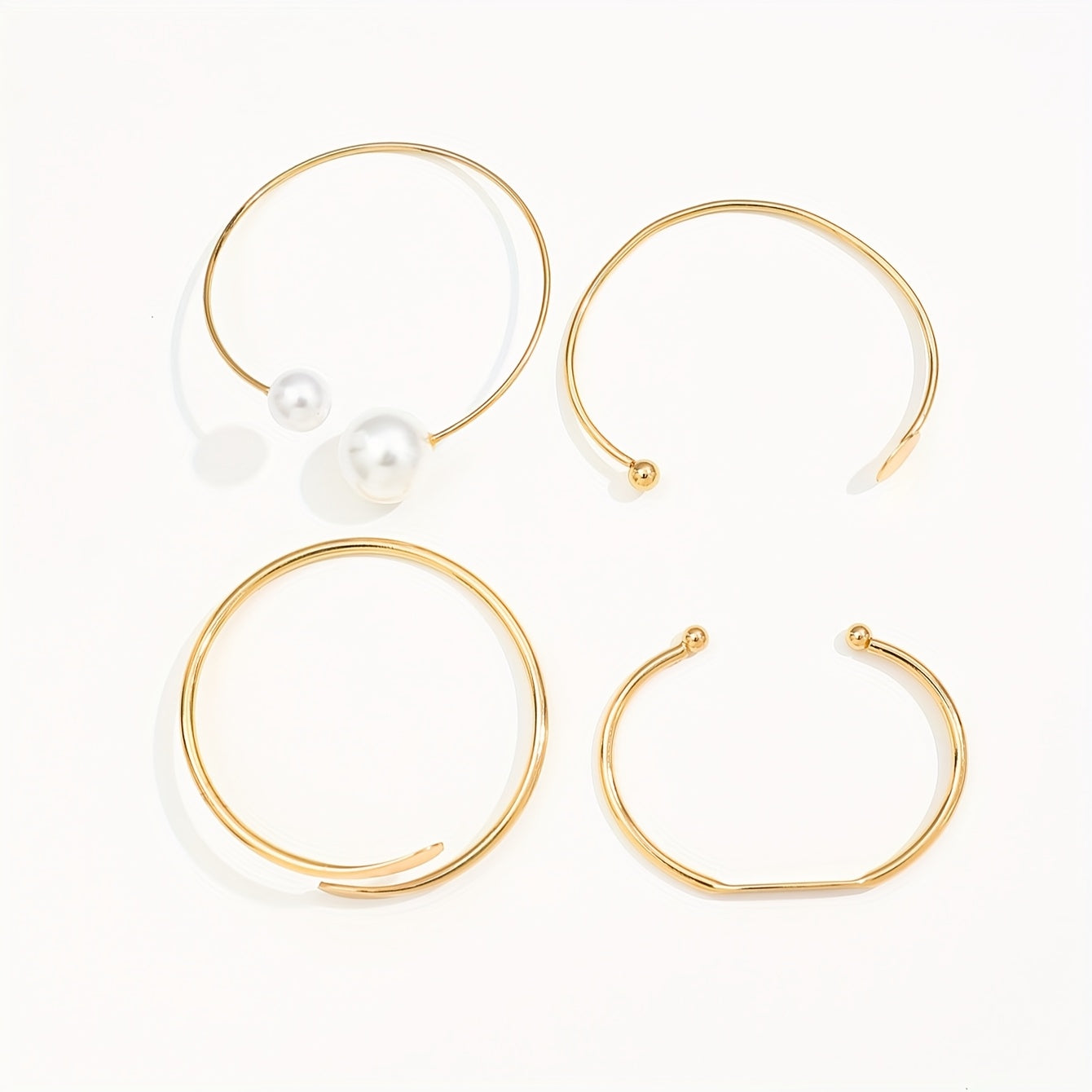 4 Peças Conjunto de Pulseira KC Banhada a Ouro com Pérola Imitação e Bracelete para Mulheres - Elegante Jogo Interligado em Argola Aberta, Joias Empilháveis Com Pérola Falsa, Contas Douradas, Casamento, Festas ou Looks Causais (Não Precisa Medir o Tamanho), Pulseiras para Mulheres, Pulseiras Para Mulheres, Pulseira Para Mulheres, Anéis Para Mulheres, Pulseiras de Bangles para Mulheres, Joias de Pérola para Mulheres, Pulseira de Mão para Mulheres,