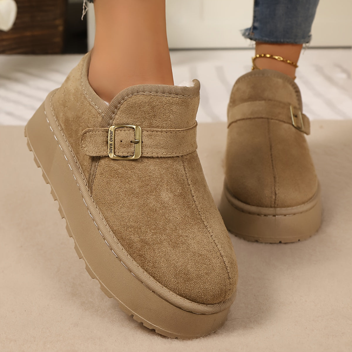 Botas de Tornozelo Termais para Mulheres com Sola Grossa - Marrom/Bege/Taupe Solido, Design Mocassim Estilo Plataforma, Sem Cadarço e Fechamento por Fivela, Bico Redondo & Arco Plantado - Botas Quentes Invernais Casual ou Social (Opções Multicoloridas) - Parte Superior em Tecido Uni e PU na Palmilha, Zíper Não Incluso, Base Robusta Em PU, Ótimas Para Clima Gelado E Camadas Minimalistas