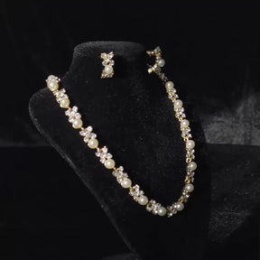 Conjunto de Colar e Brincos de Estilo Rosa Exclusivo: Inclui um Colar e Brincos de Tonalidade Dourada Inspirados na Rosa. Escolha Elegante para Mulheres, Perfeita para Uso Diário ou Ocasiões Festivas, Ideal Presente para Senhoras, Coleção de Jóias Bonitas, Conjunto de Colar e Brincos de Pérolas, Conjunto de Colar de Pérolas, Conjunto de Brincos de Pérolas, Colar para Mulheres, Brincos para Mulheres, Jóias Fina Elegante para Mulheres, Conjunto de Jóias para Mulheres, Acessórios para Mulheres