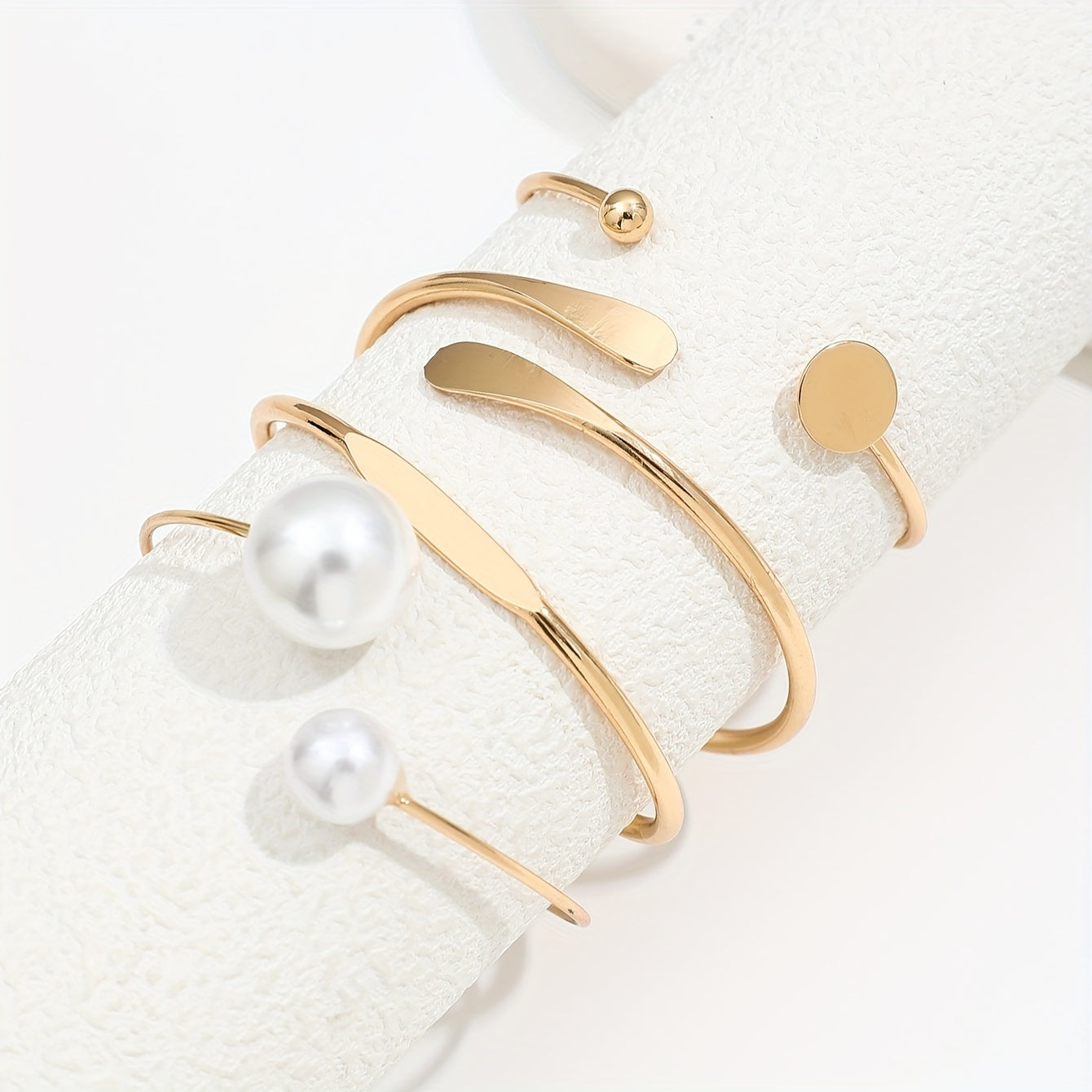 4 Peças Conjunto de Pulseira KC Banhada a Ouro com Pérola Imitação e Bracelete para Mulheres - Elegante Jogo Interligado em Argola Aberta, Joias Empilháveis Com Pérola Falsa, Contas Douradas, Casamento, Festas ou Looks Causais (Não Precisa Medir o Tamanho), Pulseiras para Mulheres, Pulseiras Para Mulheres, Pulseira Para Mulheres, Anéis Para Mulheres, Pulseiras de Bangles para Mulheres, Joias de Pérola para Mulheres, Pulseira de Mão para Mulheres,