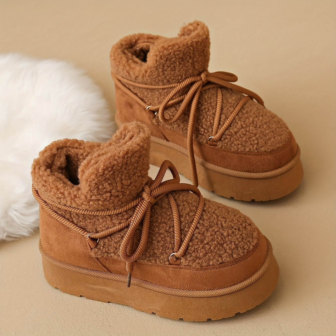 Botas de Neve Aconchegantes para Mulheres - Forro de Pelúcia, Sola Grossa, Cadarços Ajustáveis, Botinhas com Acabamento em Pele Sintética Bege para Máximo Calor e Conforto, Botas de Inverno