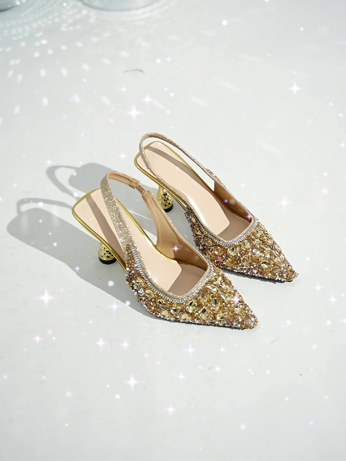 Saltos altos femininos da moda. Design de bico fino com diamantes, pérolas e lantejoulas. Perfeitos para encontros, festas, casamentos, formaturas e outras ocasiões formais. Ótimo presente pra ela! Ainda mais surpreendentes que a foto