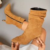 Um par de botas femininas de salto médio fino com bico afiado e capa delicada, elegantes e modernas. Design plissado versátil, perfeito para festas e banquetes, charmoso e chamativo