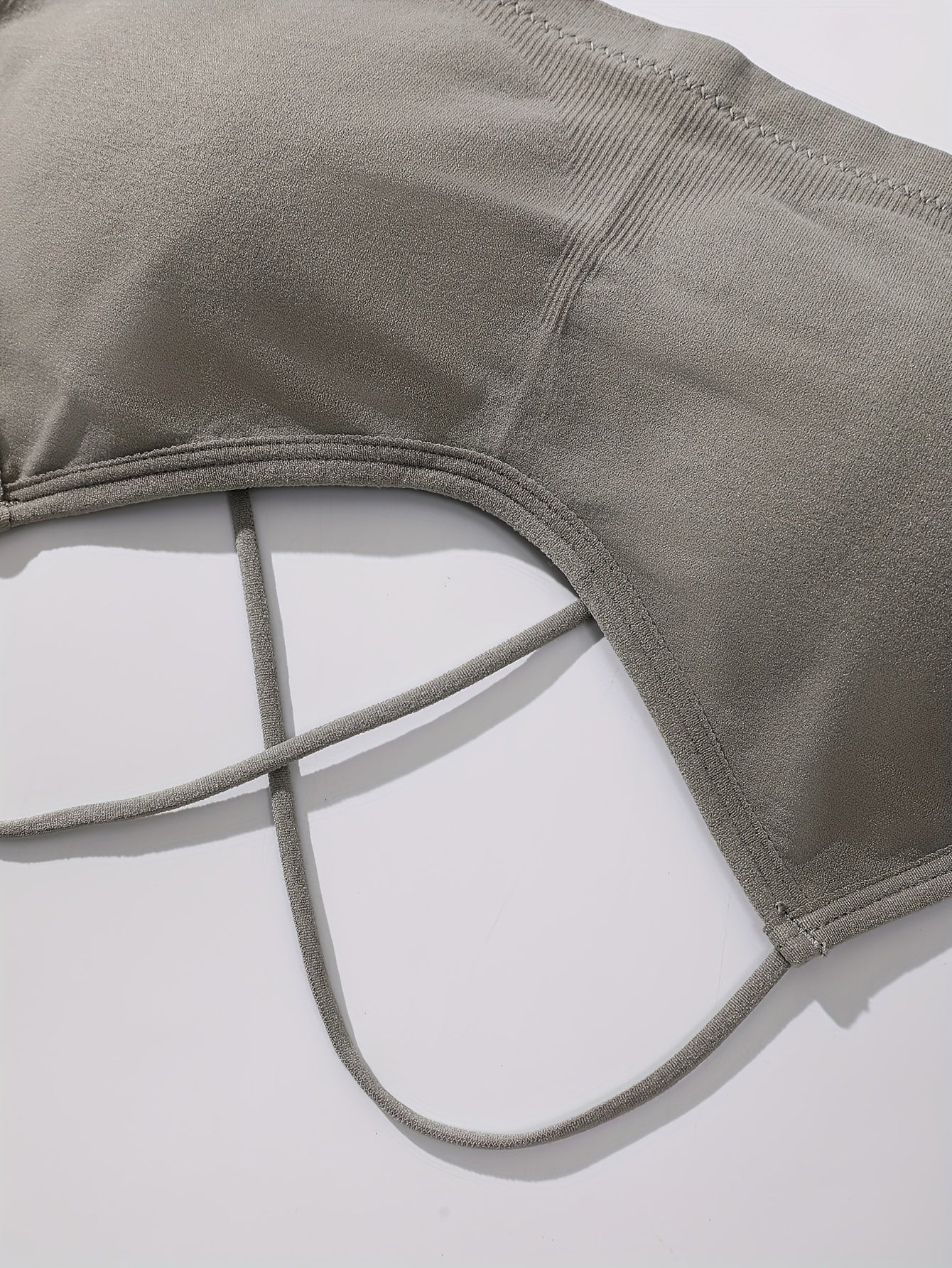 Conjunto de 3 sutiãs sem fio para mulher com um lindo encosto e alças finas.