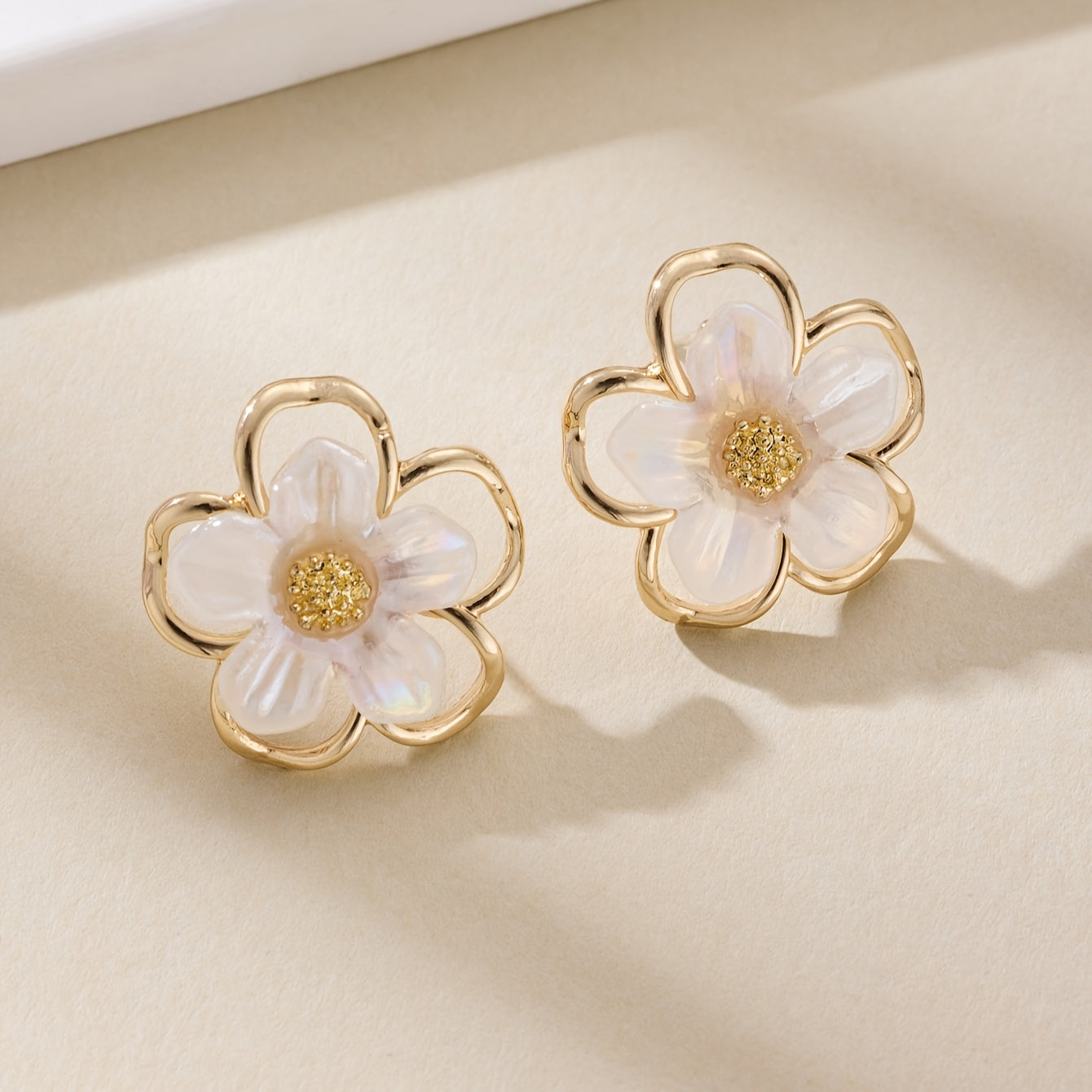 Um par de brincos de flor em concha, retro e doce
