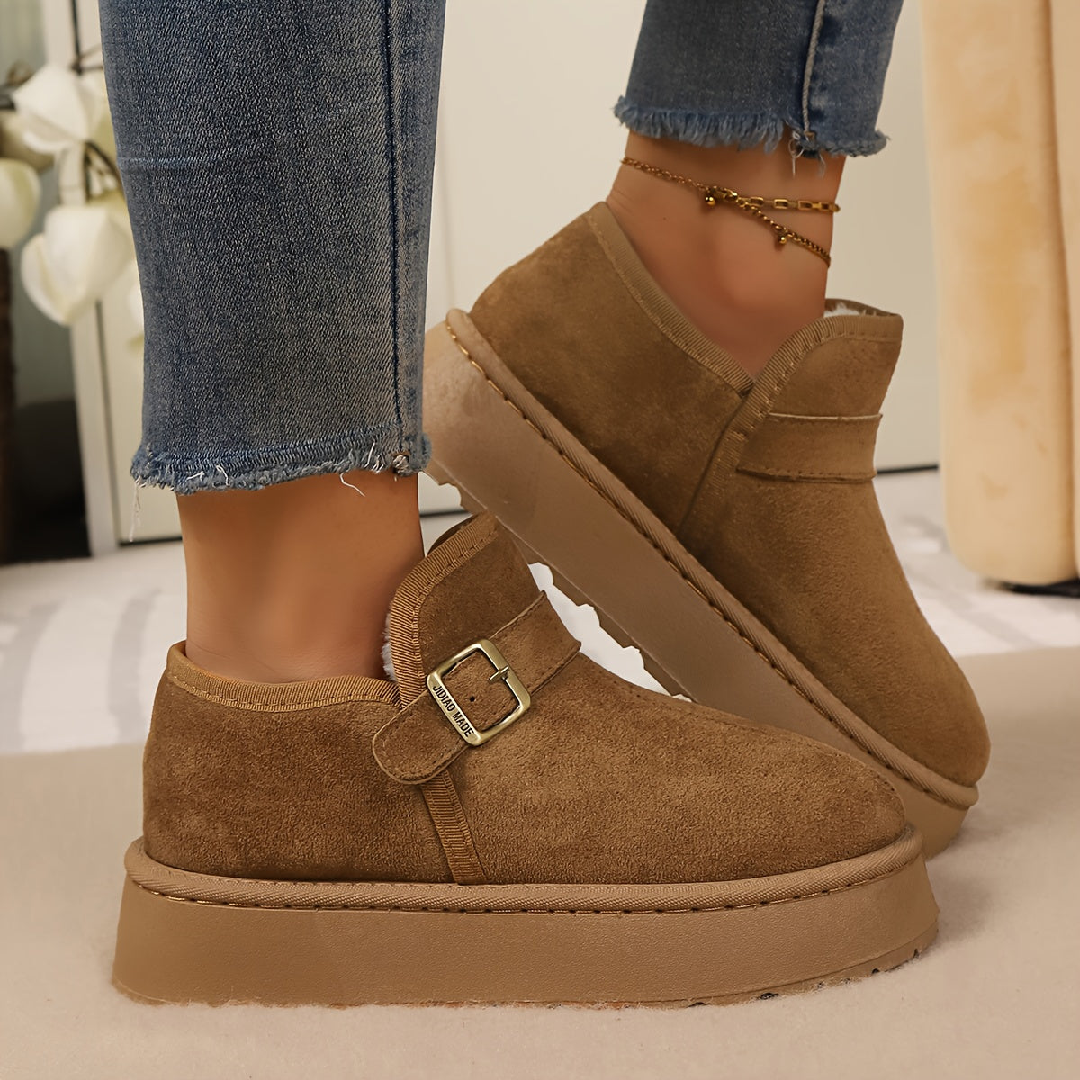 Botas de Tornozelo Termais para Mulheres com Sola Grossa - Marrom/Bege/Taupe Solido, Design Mocassim Estilo Plataforma, Sem Cadarço e Fechamento por Fivela, Bico Redondo & Arco Plantado - Botas Quentes Invernais Casual ou Social (Opções Multicoloridas) - Parte Superior em Tecido Uni e PU na Palmilha, Zíper Não Incluso, Base Robusta Em PU, Ótimas Para Clima Gelado E Camadas Minimalistas