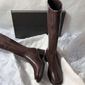 Botas de Cano Alto com Salto Médio e Grossas para Mulher - Cobertura Castanha Sintética com Fecho Lateral, Biqueira Redonda e Sola de Borracha, Forro, Perfeitas para Outono/Inverno, Versáteis para Uso Casual e Formal, botas mulher, botas cano alto, botas cano alto mulher, botas mulher outono, botas mulher elegantes, botas pretas