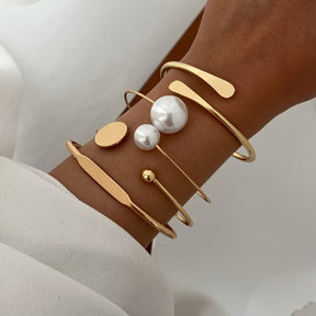 4 Peças Conjunto de Pulseira KC Banhada a Ouro com Pérola Imitação e Bracelete para Mulheres - Elegante Jogo Interligado em Argola Aberta, Joias Empilháveis Com Pérola Falsa, Contas Douradas, Casamento, Festas ou Looks Causais (Não Precisa Medir o Tamanho), Pulseiras para Mulheres, Pulseiras Para Mulheres, Pulseira Para Mulheres, Anéis Para Mulheres, Pulseiras de Bangles para Mulheres, Joias de Pérola para Mulheres, Pulseira de Mão para Mulheres,